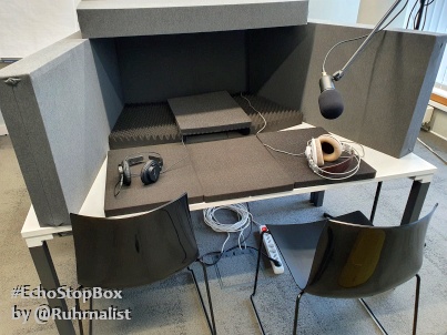 Das mobile Podcaststudio #EchoStopBox: Tisch mit 4 stoffbezogenen Quadern, zusammen gestellt zu einer Sprecherkabine.